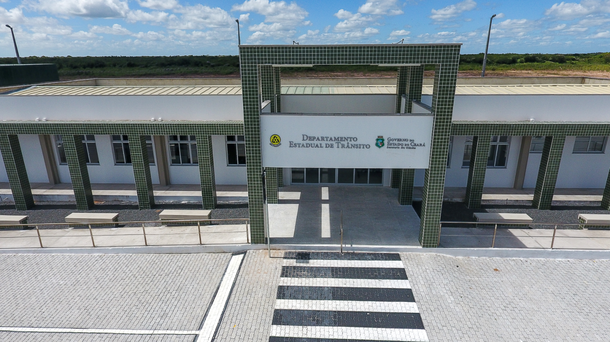 O Governador Camilo Santana (PT) estará em Camocim, neste sábado, onde inaugura a sede da Unidade Regional do Detran e assina ordem de serviço que autoriza o início das obras da Areninha do município. Juntas, as duas obras somam um investimento de quase R$ 4 milhões