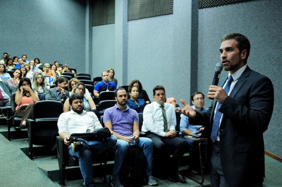 Grande aposta do governo para melhorar a atenção primária no Distrito Federal, a Estratégia Saúde da Família terá a cobertura ampliada de pouco mais de 30% para 55%, em dois meses; a Secretaria de Saúde compõe equipes de transição, com profissionais que trabalhavam no modelo tradicional e aceitaram integrar a conversão para a nova proposta; o prazo para que eles demonstrassem interesse terminou no fim de março; para o secretário de Saúde, Humberto Fonseca, “com essas movimentações, a gente consegue em julho de 2018 ter 75% de cobertura”