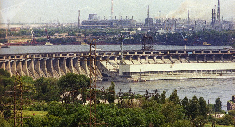 As autoridades da região ucraniana de Kherson iniciaram a exploração de uma nova barragem que bloqueia completamente o fluxo de água do rio Dniepre à Crimeia; a barragem de concreto estacionária foi construída em um ano na fronteira da Ucrânia com a península; para a construção do objeto de infraestrutura foram gastos 35 milhões de grívnias (R$ 4 milhões); as autoridades locais explicaram a necessidade de construção da barragem em questão dizendo que isto foi feito para restabelecer o abastecimento de água a áreas agrícolas do sul da região de Kherson, onde anteriormente faltava água devido ao fechamento das comportas