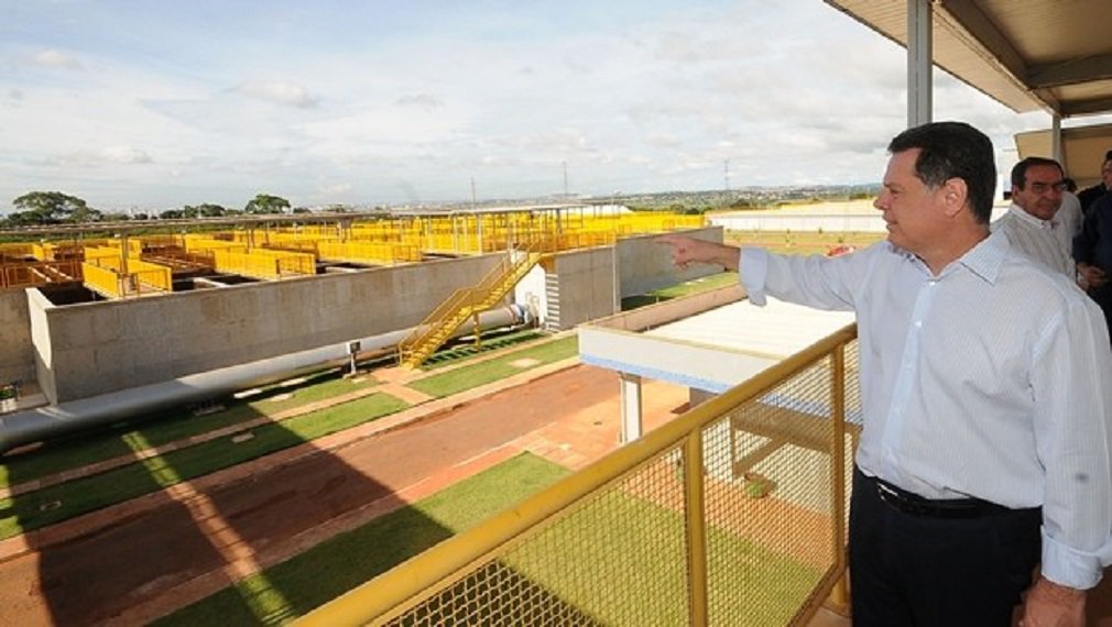 O jornal O Popular desta segunda-feira mostra que um dia após o início da operação do Sistema Mauro Borges, no sábado, não houve registro de falta de água em Goiânia; conforme informações da Saneago, o domingo (10) de “retomada da normalidade no fornecimento de água” para 20 bairros da Região Norte da capital; A ETE Mauro Borges foi construída nos governo de Marconi Perillo e vai garantir abastecimento para a Capital até o ano de 2040