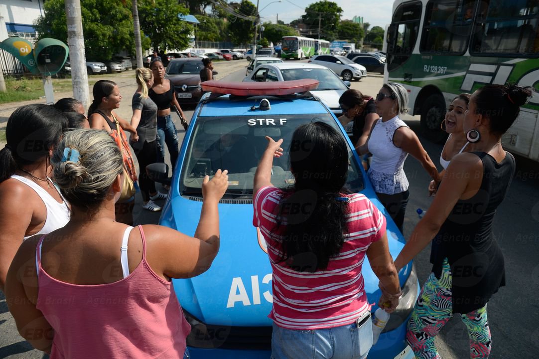 A mobilização das mulheres de policiais militares prossegue pelo segundo dia no Rio de Janeiro. Vários batalhões têm piquetes nas portas impedindo a entrada e saída de viaturas; nas ruas, a presença de carros de polícia é pequena em diversos bairros; a PM informou em nota divulgada na manhã deste sábado (11) que não há paralisação e que o patrulhamento está sendo feito normalmente na cidade