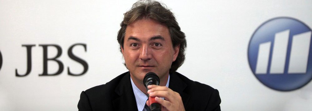Justiça Federal de Brasília determinou nesta sexta-feira o afastamento de Joesley Batista do conselho de administração da produtora de celulose Eldorado Brasil, e o bloqueio das ações da empresa em poder da holding de investimentos J&amp;F, do empresário;  decisão, que também determinou o afastamento do empresário da presidência do conselho da J&amp;F, aconteceu após o juiz Vallisney de Souza Oliveira concordar com pedido do Ministério Público Federal, que acusou Joesley de ter descumprido termo de acordo no âmbito da operação Greenfield