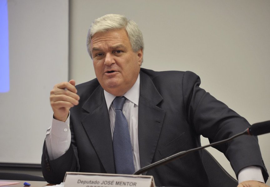 O procurador-geral da República, Rodrigo Janot, apresentou nesta segunda-feira ao Supremo Tribunal Federal uma nova denúncia relacionada à Operação Lava Jato, desta vez contra o deputado federal José Mentor (PT-SP), pelos crimes de corrupção passiva e lavagem de dinheiro; o parlamentar foi acusado de receber R$ 380 mil em propina para participar do esquema que beneficiou a empresa IT7 Sistemas em um negócio com a Caixa, cujo contrato foi de R$ 71 milhões; ele teria atuado em parceria com o ex-deputado André Vargas (PT-PR), já condenado na Lava Jato