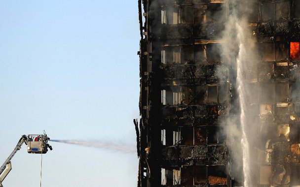 Número de mortos em decorrência do incêndio que consumiu um prédio residencial de Londres na semana passada subiu para 79, informou a polícia nesta segunda-feira, e o governo britânico disse estar trabalhando para instaurar rapidamente um inquérito público sobre a tragédia; fogo começou no prédio de 24 andares Grenfell Tower, um edifício de habitação social no oeste de Londres, na madrugada do dia 14 de junho e se espalhou com velocidade assustadora, consumindo o edifício enquanto moradores ainda estavam presos dentro de seus apartamentos