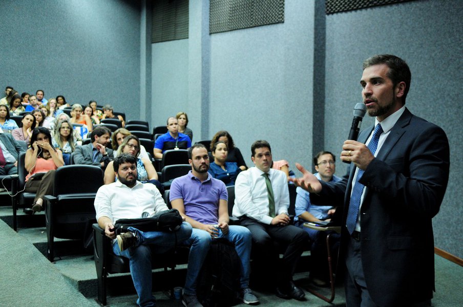 Grande aposta do governo para melhorar a atenção primária no Distrito Federal, a Estratégia Saúde da Família terá a cobertura ampliada de pouco mais de 30% para 55%, em dois meses; a Secretaria de Saúde compõe equipes de transição, com profissionais que trabalhavam no modelo tradicional e aceitaram integrar a conversão para a nova proposta; o prazo para que eles demonstrassem interesse terminou no fim de março; para o secretário de Saúde, Humberto Fonseca, “com essas movimentações, a gente consegue em julho de 2018 ter 75% de cobertura”