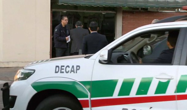 Os três dirigentes da organização social Cruz Vermelha que tiveram a prisão preventiva decretada na Operação Genebra deixaram o Rio de Janeiro para depor em Brasília. De acordo com o Ministério Público do Distrito Federal e Territórios (MPDFT), responsável pela investigação em conjunto com a Polícia Civil, a Cruz Vermelha foi contratada de forma ilegal, com dispensa de licitação; os dirigentes Douglas Oliveira, Richard Strauss Cordeiro Junior e Tatty Anna Kroker chegaram de avião à cidade; eles responderão pelos crimes de dispensa de licitação, uso de documento público falso, peculato, e lavagem de dinheiro