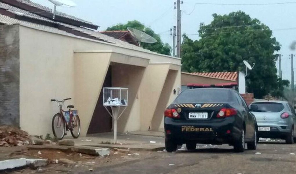 A Polícia Federal deflagrou a segunda gase da Operação Marcapasso, que investiga esquema de fraudes em licitações no Tocantins, para a aquisição de equipamentos chamados OPMEs (órtese, próteses e materiais especiais); a segunda fase foca mo núcleo criminoso que atua em Araguaína; dois médicos estão entre os alvos das prisões temporárias desta fase; um deles já foi secretário da Saúde do Tocantins. Outro ex-secretário Estadual da Saúde, que já havia sido preso na primeira etapa da Operação Marcapasso, foi proibido de entrar em contato com outros investigados