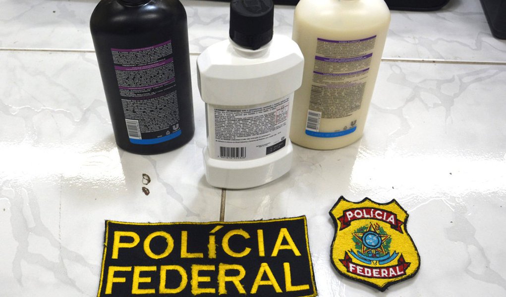 A Polícia Federal prendeu uma professora de inglês no Aeroporto Internacional dos Guararapes/Gilberto Freyre, no Recife; ela estava transportando 2,5 Kg de cocaína líquida em recipientes de xampu e antisséptico bucal; a professora é natural do Espírito Santo, mas reside na Bahia
