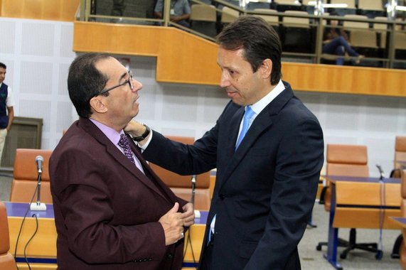 O peemedebista Andrey Azeredo está dando sinais de que sua gestão à frente da presidência da Câmara Municipal seguirá o mesmo caminho traçado pelos antecessores Anselmo Pereira (PSDB) e Clécio Alves (PMDB); esses dois últimos se notabilizaram por um comportamento totalmente submisso ao Executivo, mesmo diante de problemas graves que afligem Goiânia, como o caos na saúde e o transporte coletivo deficiente