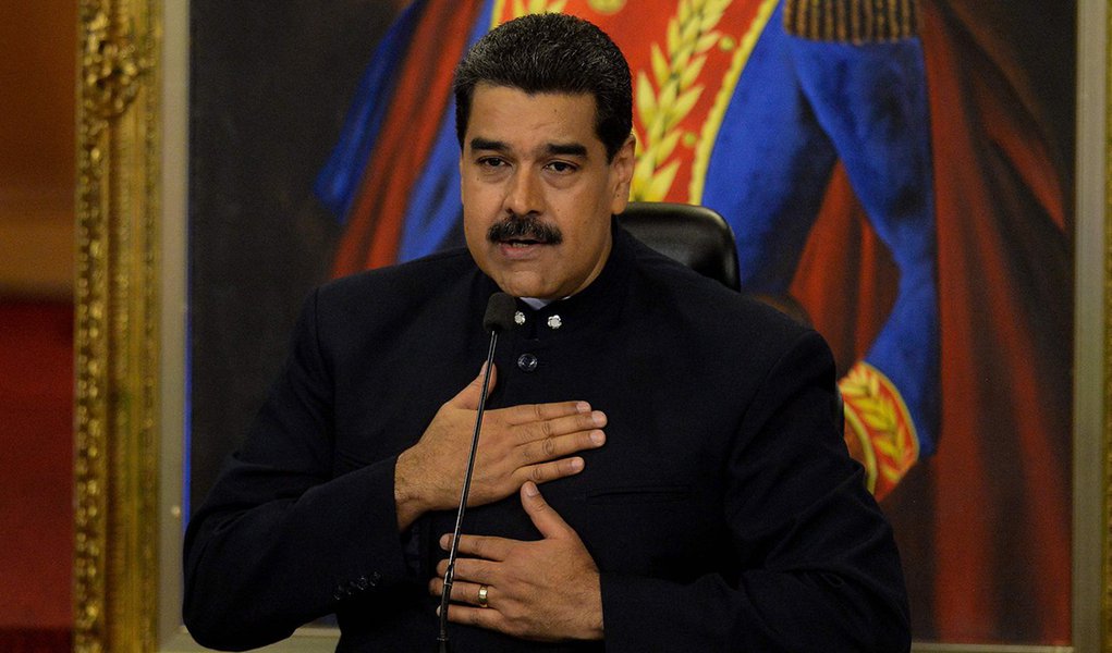 Governo venezuelano afirmou que o plano para refinanciar cerca de 60 bilhões de dólares em títulos foi iniciado com sucesso depois da reunião de credores em Caracas, mas a S&amp;P Global Ratings classificou a nação como em calote seletivo pelo não pagamento da dívida; cerca de 100 participantes da reunião incluindo detentores de títulos da Venezuela: Estados Unidos, Panamá, Reino Unido, Colômbia, Chile, Argentina, Japão e Argentina; S&amp;P classificou a Venezuela como em calote seletivo após não conseguir fazer pagamentos dos títulos com vencimento em 2019 e 2024 dentro do período de 30 dias