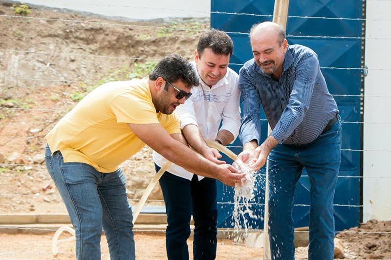 Lula enfrentou o agronegócio e os puristas a serviço "ingenuamente" dos donos de vastas terras que queriam a água para irrigar seus lucros. Por ser do Nordeste e vítima da seca, Lula soube planejar e pôr em prática a decisão de levar água para mais gente de Pernambuco, Paraíba, Rio Grande do Norte e Ceará