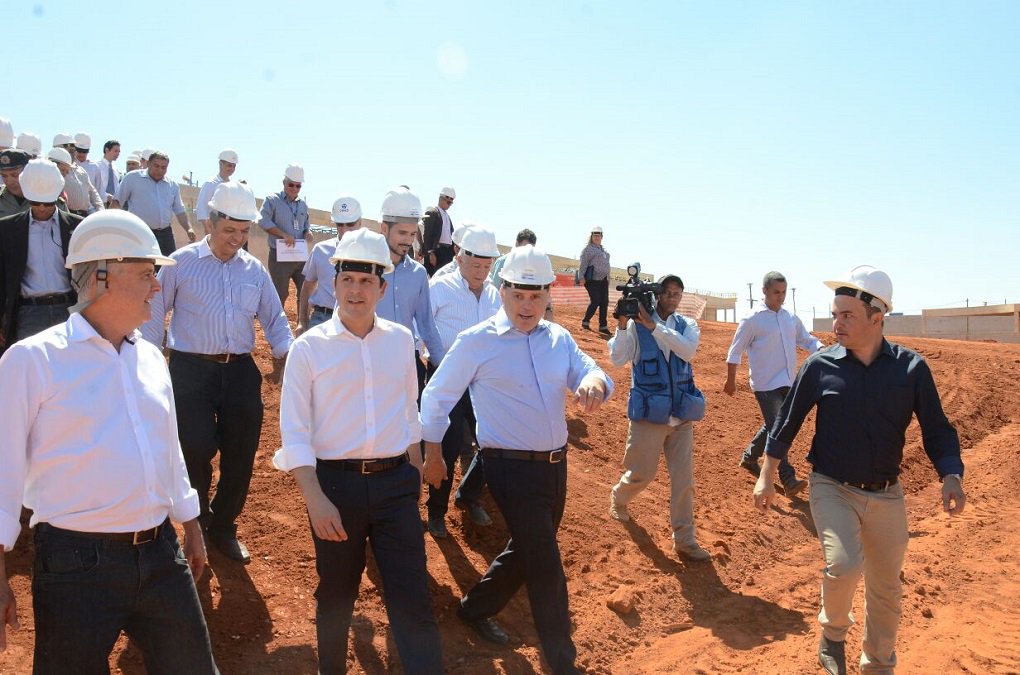 Os governadores de Goiás, Marconi Perillo, e do Distrito Federal, Rodrigo Rollemberg, acompanhados do ministro das cidades, Bruno Araújo, estiveram na manhã desta quinta-feira na cidade de Valparaíso de Goiás, no Entorno do Distrito Federal, para anunciar a retomada das obras do Sistema Produtor Corumbá IV, empreendimento que garantirá água potável para o abastecimento dos municípios de Luziânia, Novo Gama, Valparaíso de Goiás e Cidade Ocidental, em Goiás, e Santa Maria e Gama, no Distrito Federal; Corumbá IV vai atender a mais de 650 mil pessoas, durante a fase inicial de implantação; depois de completamente pronta, a obra vai beneficiar mais de 2,5 milhões de habitantes da região