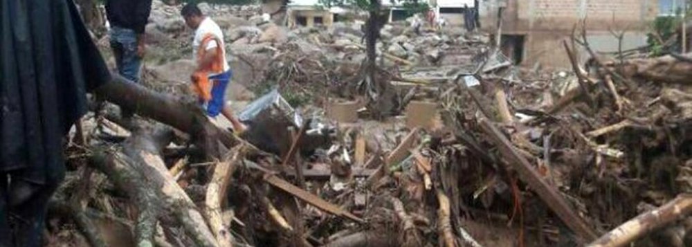 Pelo menos 14 pessoas morreram e 60 ficaram feridas depois de um deslizamento de terra causado pelas fortes chuvas na cidade de Mocoa, no sudoeste da Colômbia, informaram autoridades neste sábado, 1º; avalanche ocorreu após várias horas de intensas chuvas desde sexta-feira à noite, o que causou transbordamento de rios e a destruição de dezenas de casas e pontes, disse o prefeito de Mocoa, José Antonio Castro; Colômbia enfrenta uma temporada de chuvas intensas, que levaram a uma situação de emergência em diferentes regiões do país