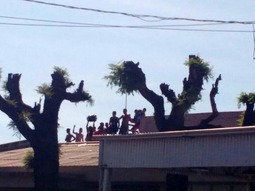 A Polícia Civil informou que, após 12 horas, terminou a rebelião na cadeia pública de Santo Antônio da Platina, no norte do Paraná; detentos liberaram o agente carcerário que estava refém depois das negociações com a presença do juiz responsável pela Vara de Execuções Penais; os presos se rebelaram devido a superlotação, de acordo com a PM; a unidade tem capacidade para 57 detentos, mas antes da rebelião estava com 103