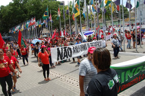 A Central Única dos Trabalhadores de Alagoas tem ocupado todos os espaços fazendo a 'convocação' para ato público marcado para o próximo dia 28, em Maceió, denominado "Pela manutenção dos direitos da CLT"; entidades de classe já se mobilizam em torno da greve geral, em consonância com os demais estados, classificando a pauta que tramita no Congresso - a exemplo da proposta de reforma da Previdência - como "anti-trabalhista"