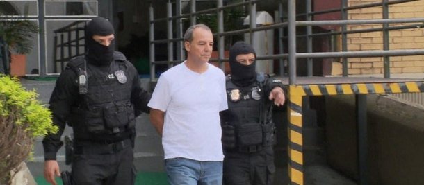 Departamento Penitenciário Nacional (Depen) determinou nesta quinta-feira (26), a transferência do ex-governador Sérgio Cabral para um presídio federal de Campo Grande, no Mato Grosso do Sul; transferência do ex-governador foi pedida e autorizada na segunda-feira (23), depois de uma discussão com o juiz Marcelo Bretas, durante um interrogatório; Cabral criticou a denúncia contra ele, afirmando que era um "roteiro mal feito de corta e cola", que está sendo injustiçado e que o juiz deveria conhecer sobre joias já que a sua família teria negócios com bijuterias; Bretas entendeu como uma ameaça