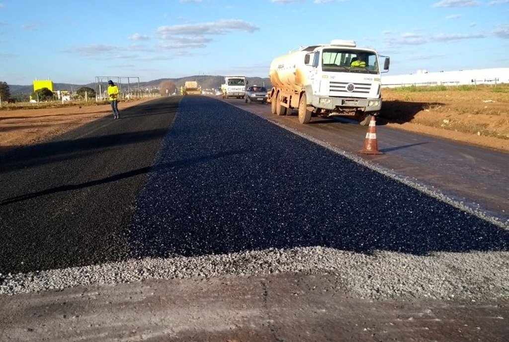 Máquinas da Agência Goiana de Transportes e Obras (Agetop) trabalham em cerca de 1.400 quilômetros na construção e reconstrução de rodovias, extensão que é ampliada a cada mês com o início de novas frentes de trabalho; com recursos do programa Goiás na Frente, 25 novos trechos de pavimentação estão com frentes de trabalho em andamento e somarão mais 690 quilômetros à malha rodoviária estadual pavimentada; também são reconstruídos outros 17 trechos, numa extensão de 705 quilômetros, nos quais a pista antiga é totalmente renovada; somados, os trabalhos de reconstrução e pavimentação ultrapassam os 1.300 quilômetros de extensão