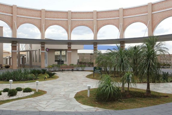 As obras serão viabilizadas com recursos provenientes da privatização da Celg Distribuição; no total, o governador Marconi Perillo determinou que R$ 240 milhões da venda da Celg sejam destinados à área da Saúde; Com 47,45% das obras concluídas, os investimentos para o Credeq de Quirinópolis totalizam R$ 21,7 milhões; já os destinados à conclusão do Credeq de Goianésia, que está com 20,57% da construção finalizada, passam de R$ 15,2 milhões; equipes da Agência Goiana de Transportes e Obras (Agetop) e da Secretaria de Estado da Saúde finalizam o planejamento para início das obras das unidades de Caldas Novas e Morrinhos
 