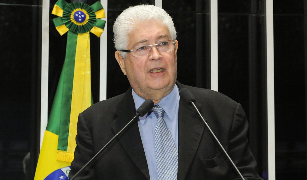 Em ato de lançamento da Frentes Parlamentar Mista em Defesa da Soberania Nacional e da Frente em Defesa da Eletrosul em Santa Catarina, o senador Roberto Requião (PMDB-PR) afirmou que o objetivo da frente é combater a recidiva do capital financeiro e defender a atuação estatal em áreas estratégicas, como é o caso da energia elétrica; presidente da frente, o senador usou o argumento da venda da estatal de energia como ponta de lança para referendo revogatório das reformas do Temer; assista seu discurso