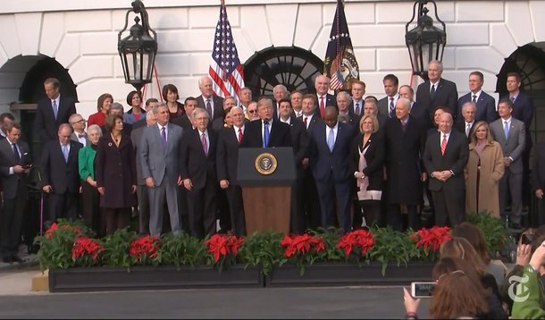 Essa é a primeira alteração tributária nos EUA em 30 anos; a mudança é controversa, pelo seu potencial de ampliar o déficit público americano e beneficiar os mais ricos; o eixo da reforma é uma redução dos impostos cobrados das empresas de 35% para 21%