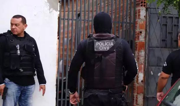 A Polícia Civil do Estado do Piauí iniciou a 'Operação PC 24H', que visa à prevenção de crimes durante as festividades de fim de ano; pelo menos 28 pessoas já foram presas 38; além dos mandados de prisão, busca e apreensão, durante todo dia, serão feitas ações que englobam fiscalizações e bloqueios de acesso a transeuntes e motoristas em diversos pontos da cidade; as equipes também realizam o trabalho de abordagem no centro da capital dando dicas de segurança nesse período de maior movimento no comércio