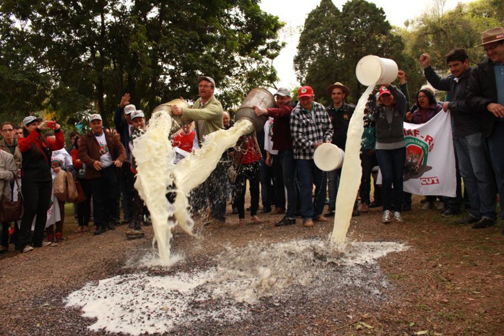Cerca de 300 produtores de leite realizaram um protesto, na Casa Branca, sede do governo do Estado na 40ª Expointer, para denunciar o impacto das importações de leite em pó vindo de países vizinhos na cadeia produtiva do setor, a partir de decreto do governador José Ivo Sartori (PMDB); manifestantes são ligados à Via Campesina, MST, Movimento dos Pequenos Agricultores (MPA) e Federação dos Trabalhadores e Trabalhadoras na Agricultura Familiar (Fetraf); “O que ocorre é a valorização das multinacionais e a desvalorização do produtor e da produção local”, diz Adelar Pretto, representante da Via Campesina