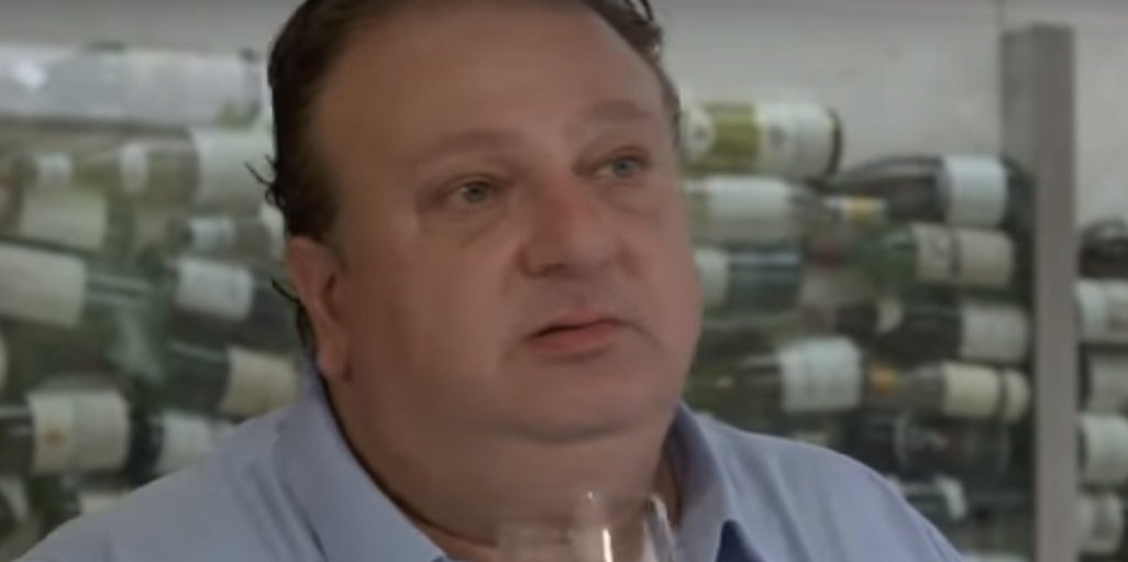 O chef francês Erick Jacquin comentou sobre as dificuldades que enfrentou na carreira depois que seu restaurante em São Paulo faliu e sobre sua reinvenção como jurado do programa MasterChef Brasil; segundo ele, a legislação trabalhista no Brasil é a grande vilã para empreendedores com seu perfil; “A legislação trabalhista no Brasil é a maior vergonha do mundo. Há muita gente querendo empregar, mas ninguém quer se arriscar. Nunca mais vou assinar uma carteira de trabalho”, disse