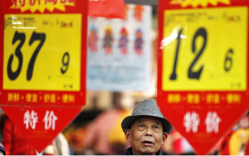 O forte crescimento econômico da China mostrou sinais visíveis de cansaço em julho à medida que os custos de empréstimos subiram e o mercado imobiliário esfriou, embora os níveis de atividade permanecessem sólidos no geral; produção industrial aumentou 6,4% em julho em relação ao ano anterior, o ritmo mais lento desde janeiro, segundo dados do governo divulgados nesta segunda-feira, 14