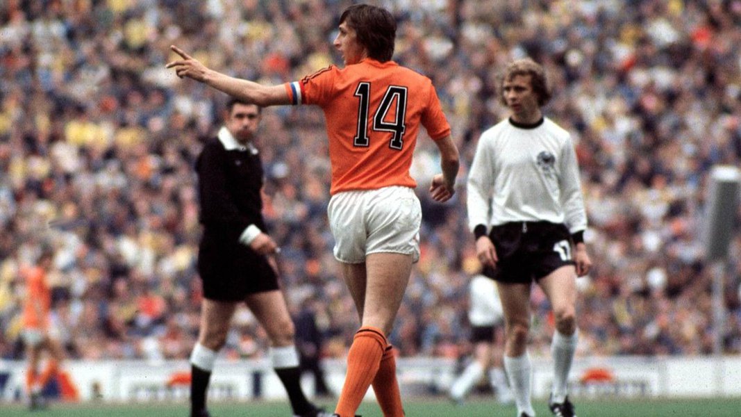 A Arena de Amsterdã será rebatizada em homenagem ao lendário holandês Johan Cruyff, de acordo com um comunicado publicado no site oficial do estádio; um dos maiores jogadores da história do futebol e um de seus técnicos mais influentes e visionários, Cruyff morreu pouco mais de um ano atrás, aos 68 anos de idade, depois de lutar contra um câncer de pulmão durante cinco meses; "Ao batizar o estádio com seu nome acreditamos que fizemos uma homenagem merecida", disse o comunicado