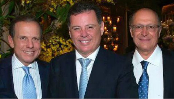 O governador Marconi Perillo é o hoje o nome mais cotado para assumir a presidência nacional do PSDB, a partir de abril do ano que vem; o goiano tem apoio incondicional do governador Geraldo Alckmin e do prefeito João Doria, destaca a Folha de S.Paulo na edição desta quarta-feira; Marconi tem afirmado que só pode sentar na cadeira da presidência do partido em abril de 2018, quando deixa o governo de Goiás