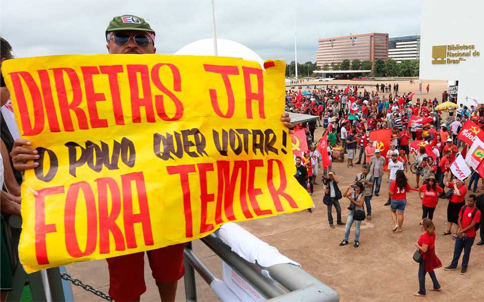 "Esse é o sentido de neste momento tomar conta das ruas com a bandeira das 'diretas já'. Não podemos abrir mão de ouvir a população, de debater os compromissos que o novo governo deverá assumir em relação à política econômica, à democratização da imprensa, à educação pública e democrática, a não violência e tantas outras questões que dizem respeito às diversas populações que estão sendo massacradas por um sistema de exploração e exclusão que reorganiza e se fortalece no Brasil com o golpe", diz o deputado Paulo Pimenta (PT-RS); "Não existe pacto possível para enfrentar a grave crise sem um banho de democracia"