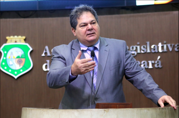 Para o deputado Osmar Baquit (PSD), Michel Temer, ao discorrer sobre a reforma da Previdência afirmou, “ironicamente, soando como deboche”, que a aposentadoria será, em breve, somente aos 140 anos. Baquit reforçou ainda que, além de ilegítimo, o governo Temer tem se limitado a tirar direitos da população. “Ele comete verdadeiros absurdos. Será que um trabalhador de Salitre pode ser comparado com um do Rio Grande do Sul?”, questionou