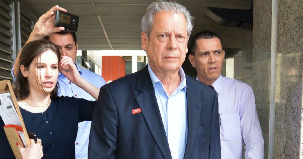 O ex-ministro da Casa Civil José Dirceu foi condenado, nesta quarta-feira, a 11 anos e três meses de prisão pelos crimes de corrupção e lavagem de dinheiro no esquema da Petrobras; condenação foi feita pelo juiz Sérgio Moro, nas investigações da Operação Lava Jato; é a segunda sentença de Dirceu na Lava Jato, condenado no ano passado a 20 anos e 10 meses de prisão; nesta ação, o ex-ministro foi condenado por ter recebido R$ 2,1 milhão em propinas para favorecer a contratação da empresa Apolo Tubulars pela Petrobras por meio da diretoria de Serviços