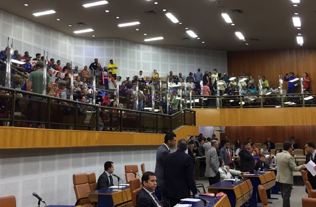 Servidores públicos municipais vem ocupando as galerias da Câmara Municipal de Goiânia para reivindicar apoio dos vereadores para que a Prefeitura de Goiânia envie o projeto de lei que concede data-base para a categoria, o que deveria ter sido feito no último mês de maio; “A data-base é um direito constitucional dos trabalhadores e pedimos respeito por parte da Prefeitura para que conceda o reajuste”, afirmou o presidente do Sindicato dos Trabalhadores do Município de Goiânia (Sindigoiânia), vereador Romário Policarpo (PTC)