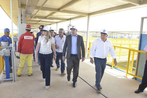 O governador em exercício, José Vitti, recebeu a missão do governador Marconi Perillo de vistoriar a Estação de Tratamento de Água (ETA) Mauro Borges, que inicia o funcionamento neste sábado, 9, para incrementar o abastecimento de água em Goiânia; acompanhado pelo presidente da Saneago, Jalles Fontoura, Vitti percorreu hoje as instalações da nova ETA, cuja inauguração estava prevista para ocorrer no próximo dia 19; antecipação foi determinada para atender ao déficit no abastecimento causado pelo longo período de estiagem; alguns bairros da Capital estão sofrendo com a falta de água tratada