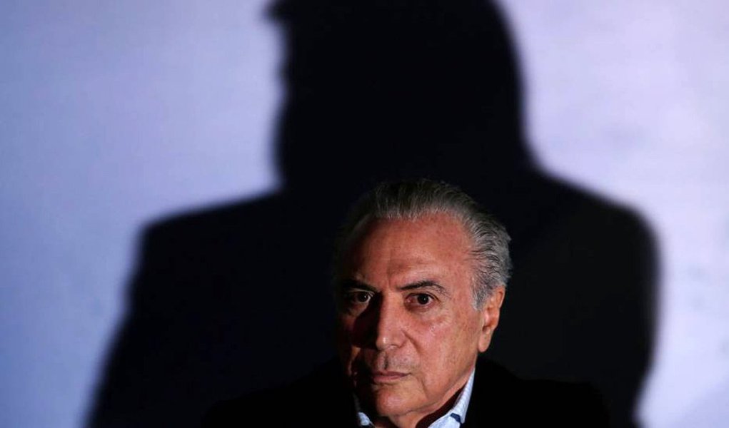 Nem o mais inspirado autor surrealista poderia retratar o momento que o Brasil vive hoje: um presidente ilegítimo, impopular, completamente desacreditado e comprovadamente encalacrado em transações pouco republicanas- verdadeiro morto-vivo- apega-se ao poder
