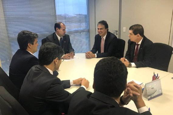 O governador Camilo Santana se reuniu  ontem (27), em Brasília, com o presidente da Agência Nacional de Aviação Civil (Anac), José Ricardo Botelho, para tratar da liberação dos voos nacionais e internacionais incluídos nesta primeira fase do centro de conexões (HUB). O governador  pediu agilidade no trâmite de liberação dos novos voos. A partir de maio, a capital cearense terá, por semana, três voos para Amsterdã e dois voos para Paris. Além disso, a Gol anunciou que reforçará a oferta de voos para quatro capitais do Norte e do Nordeste (Recife, Salvador, Belém e Manaus) e criará uma nova rota entre Fortaleza e Natal