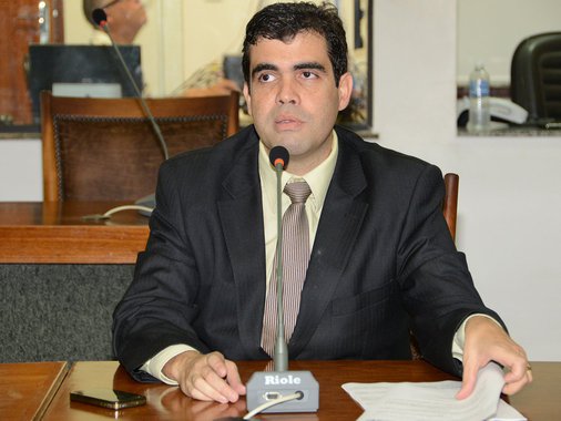O secretário de Desenvolvimento de Palmas, Ricardo Ayres, deixou a pastapara reassumir sua vaga de deputado estadual na Assembleia Legislativa do Tocantins. De acordo com o parlamentar, o motivo da troca será a sua participação nas discussões e votação nas comissões do financiamento do estado para obras estruturantes no Tocantins e de infraestrutura para os municípios