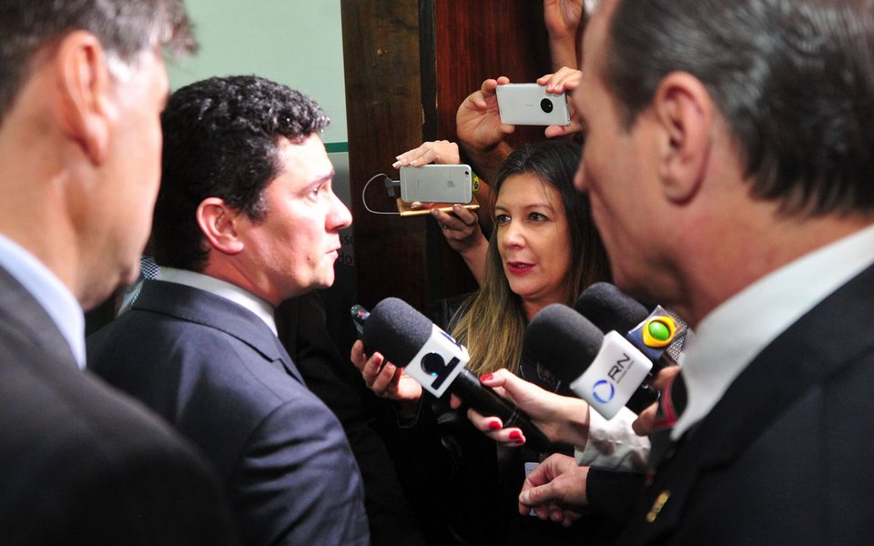 Juiz federal Sérgio Moro rebateu, por meio de nota, a matérias publicadas pela imprensa apontando que o processo contra o ex-presidente Luiz Inácio Lula da Silva chegou à segunda instância judicial em tempo recorde; segundo o magistrado, os prazos foram "seguidos estritamente"; "O tempo para subida de recursos da primeira instância à segunda instância depende exclusivamente da ocorrência ou não de incidentes nessa fase processual", disse; "No caso em questão, os prazos processuais foram seguidos estritamente", assegurou