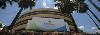 A Agência Nacional de Energia Elétrica determinou que distribuidoras de energia elétrica de todo o País devem conceder reajuste na tarifa cobrada do consumidor; o desconto deve ser aplicado, em processo extraordinário, referente a cálculo indevido da Aneel, que incluiu parcela do Encargo de Energia de Reserva (EER) correspondente à contratação da usina de Angra III no reajuste da tarifa em 2016; o desconto, de aproximadamente 7%, valerá para todos os consumidores de energia no Piauí — cerca de 1,2 milhão clientes — que poderão conferir o valor em mensagem impressa na fatura até o próximo reajuste ordinário que, no estado, deve ocorrer em setembro de 2017