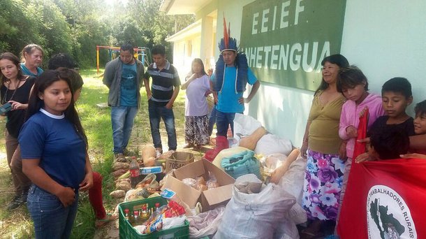 O Movimento dos Trabalhadores Rurais Sem Terra (MST) encerrou a  sua mobilização em Porto Alegre com a doação de alimentos para a Escola Estadual Indígena de Ensino Fundamental Anhetengua, em Porto Alegre; maioria dos alimentos doados, como arroz, feijão, milho verde, moranga, batatinha, tomate, cebola, batata-doce, mandioca, bolachas, cucas e pães, é produzida sem o uso de venenos nos assentamentos