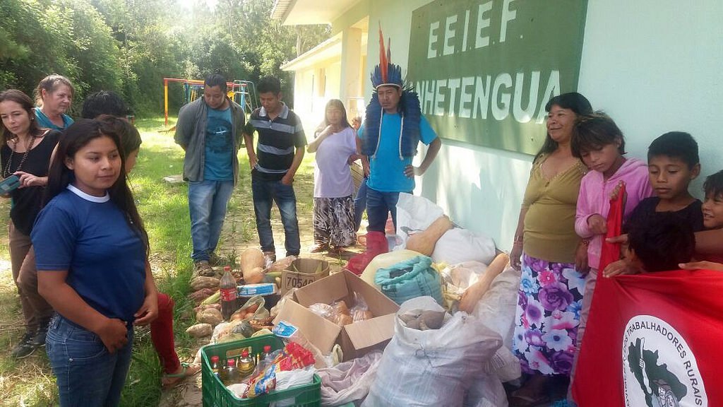 O Movimento dos Trabalhadores Rurais Sem Terra (MST) encerrou a  sua mobilização em Porto Alegre com a doação de alimentos para a Escola Estadual Indígena de Ensino Fundamental Anhetengua, em Porto Alegre; maioria dos alimentos doados, como arroz, feijão, milho verde, moranga, batatinha, tomate, cebola, batata-doce, mandioca, bolachas, cucas e pães, é produzida sem o uso de venenos nos assentamentos