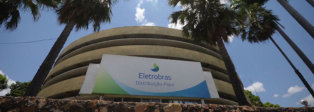 A Agência Nacional de Energia Elétrica determinou que distribuidoras de energia elétrica de todo o País devem conceder reajuste na tarifa cobrada do consumidor; o desconto deve ser aplicado, em processo extraordinário, referente a cálculo indevido da Aneel, que incluiu parcela do Encargo de Energia de Reserva (EER) correspondente à contratação da usina de Angra III no reajuste da tarifa em 2016; o desconto, de aproximadamente 7%, valerá para todos os consumidores de energia no Piauí — cerca de 1,2 milhão clientes — que poderão conferir o valor em mensagem impressa na fatura até o próximo reajuste ordinário que, no estado, deve ocorrer em setembro de 2017