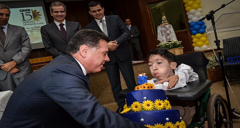 Fundado em 2002 pelo governador Marconi Perillo, ainda em seu primeiro mandato à frente do Estado, o Centro de Reabilitação e Readaptação Dr. Henrique Santillo (Crer) completou 15 anos nesta segunda-feira (25) com mais de 394 mil atendimentos e 13,8 milhões de procedimentos realizados, números que colocam o hospital como referência no Brasil; "Esse é um sonho que eu venho alimentando desde quando era deputado, ao ouvir o clamor de pessoas por um hospital nos moldes do Sarah Kubitschek, de Brasília. Quando governador, mesmo sem dinheiro, com o empenho da primeira-dama Valéria Perillo, nós começamos a construção do Crer"