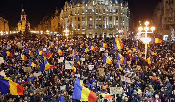 Mais de meio milhão de pessoas saíram às ruas em Bucareste e em outras 40 cidades da Romênia para protestar contra o governo; pressão popular levou a revogação de um decreto, aprovado na última terça-feira, que descriminalizava atos de corrupção na Romênia; desde que a medida foi aprovada, na semana passada, os romenos saíram em massa às ruas do país para pedir, também, a renúncia do primeiro-ministro social-democrata Sorin Grindeanu, que assumiu o cargo há um mês; mobilização foi considerada o maior desde a queda do regime comunista na Romênia, em 1989