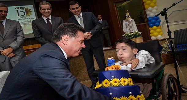 Fundado em 2002 pelo governador Marconi Perillo, ainda em seu primeiro mandato à frente do Estado, o Centro de Reabilitação e Readaptação Dr. Henrique Santillo (Crer) completou 15 anos nesta segunda-feira (25) com mais de 394 mil atendimentos e 13,8 milhões de procedimentos realizados, números que colocam o hospital como referência no Brasil; "Esse é um sonho que eu venho alimentando desde quando era deputado, ao ouvir o clamor de pessoas por um hospital nos moldes do Sarah Kubitschek, de Brasília. Quando governador, mesmo sem dinheiro, com o empenho da primeira-dama Valéria Perillo, nós começamos a construção do Crer"