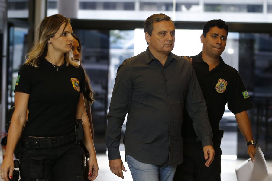 A Operação da Lava Jato no Rio de Janeiro apurou que o ex-chefe da Casa Civil do estado Régis Fichtner, preso nesta quinta-feira (23), recebeu cerca de R$ 1,5 milhão em propina para favorecer empresas com benefícios fiscais na gestão do ex-governador Sérgio Cabral (PMDB); o ex-secretário também é suspeito de fraudar precatórios para que, mediante vantagens ilícitas, empresas compensassem dívidas com o Estado; de acordo com o MPF, entre 2007 e 2016 foram movimentados cerca de R$ 21 milhões apenas em propina para a organização criminosa liderada por Cabral
