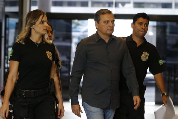 A Operação da Lava Jato no Rio de Janeiro apurou que o ex-chefe da Casa Civil do estado Régis Fichtner, preso nesta quinta-feira (23), recebeu cerca de R$ 1,5 milhão em propina para favorecer empresas com benefícios fiscais na gestão do ex-governador Sérgio Cabral (PMDB); o ex-secretário também é suspeito de fraudar precatórios para que, mediante vantagens ilícitas, empresas compensassem dívidas com o Estado; de acordo com o MPF, entre 2007 e 2016 foram movimentados cerca de R$ 21 milhões apenas em propina para a organização criminosa liderada por Cabral