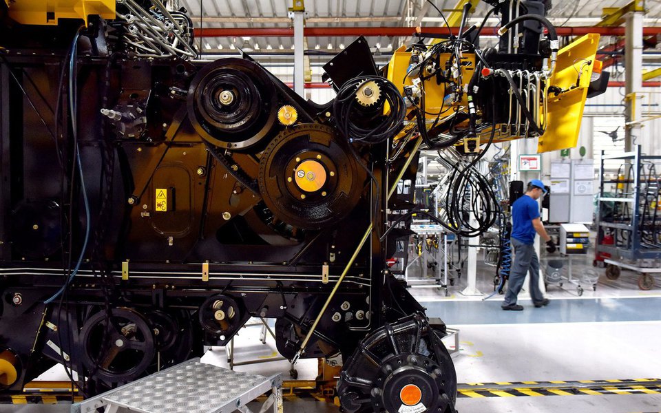 Atividade industrial cresceu em julho, de acordo com pesquisa da Confederação Nacional da Indústria (CNI);  dados dos Indicadores Industriais mostram que as horas trabalhadas aumentaram 0,7%, o faturamento teve alta de 1,7% e o emprego cresceu 0,1% frente a junho; já a massa salarial e o rendimento do trabalhador da indústria diminuíram em julho; enquanto a massa salarial recuou 1,2%, o rendimento teve queda de 1,4% frente a junho