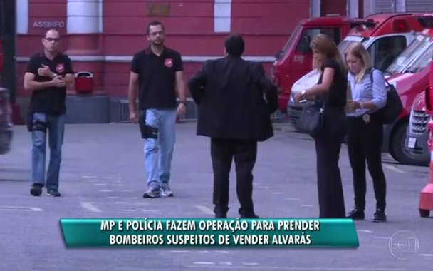 Agentes da Polícia Civil e do Ministério Público do Rio de Janeiro cumprem 38 mandados de prisão preventiva contra acusados de fraudes na inspeção de estabelecimentos comerciais pelo Corpo de Bombeiros; bombeiros são acusados de receber propina para liberar o funcionamento desses locais; entre os mandados de prisão, expedidos pela Justiça, estão os de dois assessores especiais do comandante-geral do CBMERJ,  além de comandantes de diversos batalhões